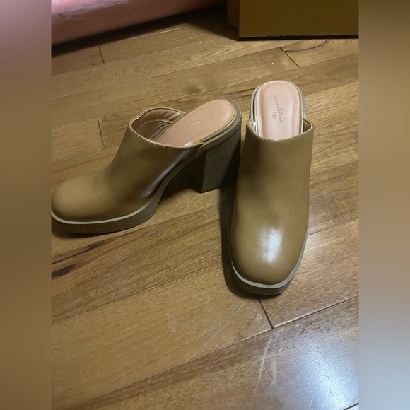 NWOT Women's Tess Platform Mule Heels - Universal Thread Tan 8 - Picture 4 of 8